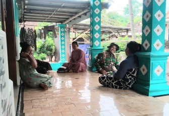 Komsos bersama warga desa lokasi TMMD