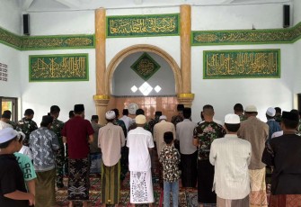Sholat dzuhur berjamaah di Masjid Nurul Jannah