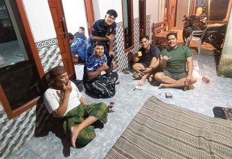 Komsos bersama warga desa lokasi TMMD