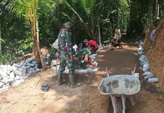 Pemasangan paving blok jalan Desa Sukorejo