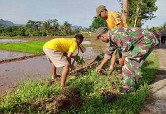 Kerja bakti bersihkan lingkungan