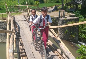 Kondisi terkini jembatan sesek saat dilewati anak-anak sekolah