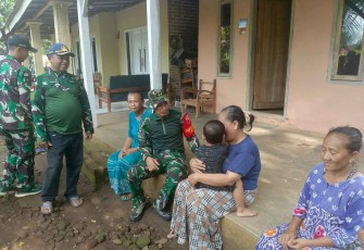 Berbagi sembako di lokasi TMMD ke-128 Kodim Probolinggo