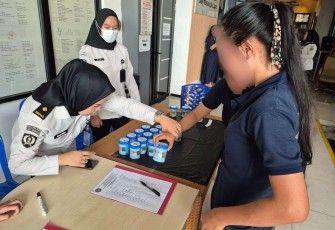 Tes urine warga binaan Lapas Perempuan Jakarta