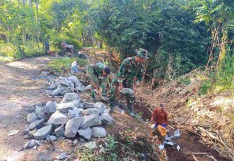 Pengerjaan tanggul penahan tanah