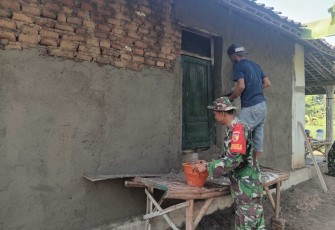 Pengerjaan rumah warga desa binaan