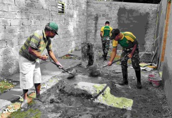 Pos Ailala Gotong Royong Bangun Rumah Warga