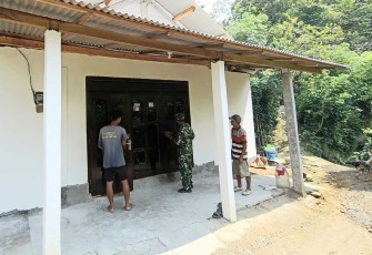 Pengecatan jendela rumah bapak Sarto