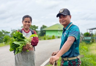 Berbagi sayur mayur di perbatasan