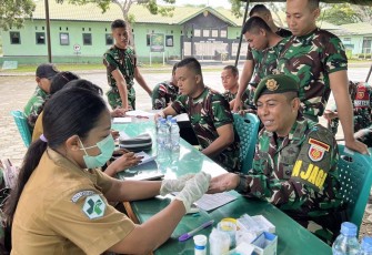 Pemeriksaan kesehatan prajurit Yonarmed 12 Kostrad