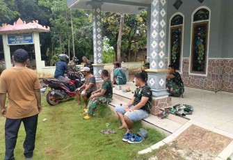 Komsos bersama warga desa lokasi TMMD