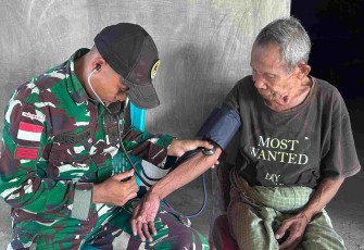 Pelayanan kesehatan satgas Yonarmed 12 Kostrad