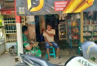 Komsos bersama pemilik warung di lokasi TMMD
