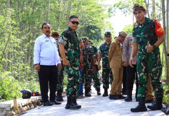 Tim Wasev Sterad TNI AD saat meninjau paving jalan dusun Klagin