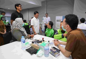Wamenkes Prof dr Dante Saksono Harbuwono berdialog dengan driver gojek
