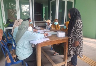 Pemeriksaan kesehatan warga Desa Brabe