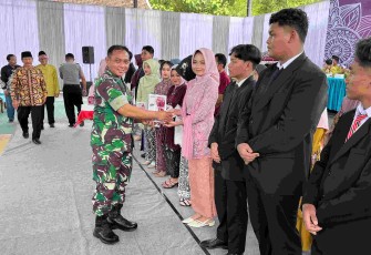 Pelda Arianto menyerahkan bingkisan