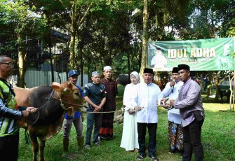 Danrem 083/Bdj Kolonel Inf Wahyu Ramadhanus Suryawan menyerahkan hewan kurban