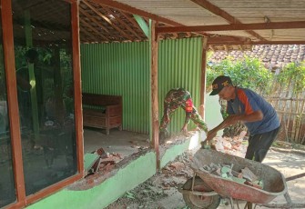 Bantu rehab rumah warga desa binaan