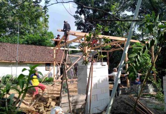 Bangun rumah warga desa binaan