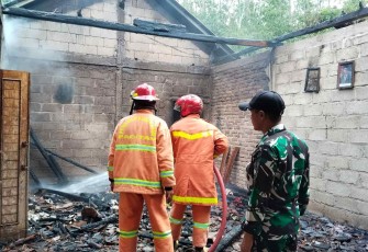 Bantu evakuasi dan padamkan kebakaran