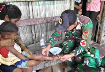 Pelayanan kesehatan satgas Yonarmed 12 Kostrad