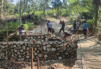 Pengerjaan jembatan di wilayah desa binaan