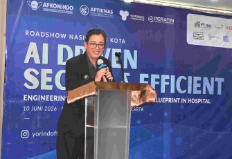Drs. Slamet Aji Pamungkas, M.Eng., Deputi Bidang Keamanan Siber dan Sandi Perekonomian BSSN RI sebagai narasumber pada kegiatan "AI Driven Secure & Efficient" di Menara Peninsula Hotel Jakarta, 10 Juni 2026.