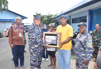Dankodaeral XIV Laksamana Muda TNI Djatmoko menyambut Wapres Gibran, Selasa (21/4)