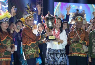 Menag Nasaruddin Umar menyerahkan piala