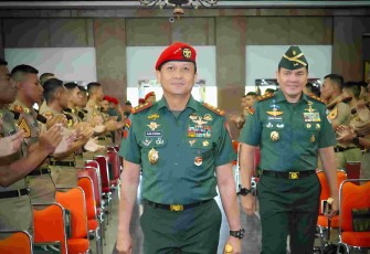 Gubernur Akmil Mayjen TNI Rano Tilaar bersama Pangkopassus Letjen TNI Djon Afriandi