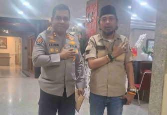 Ketua Umum PW-FRN Agus Flores menyerahkan laporan kesuksesan doa bersama dan shalawat HUT Bhayangkara ke-80 kepada Kadiv Humas Polri Irjen Pol Johnny Eddizon Isir di Mabes Polri, Jumat (3/7/2026).