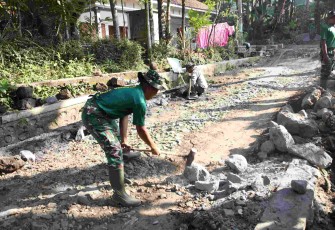 Prada Muhamad Fathur saat pecahkan batu