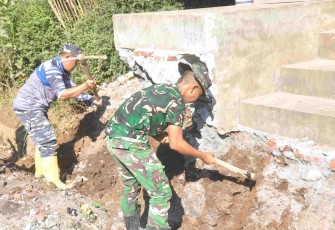 Peltu Hermawan saat menggali tanah