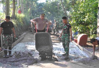 Ipda Wahid saat pengecoran jalan