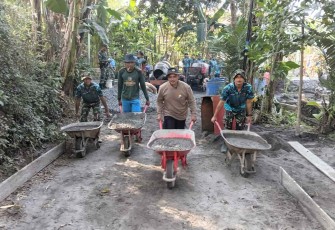 Sinergi TNI Polri percepat pengecoran jalan 