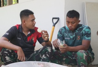Momen sederhanan anggota satgas TMMD ke-129 Kodim 0821/Lumajang