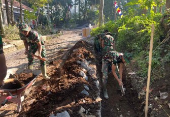 Pengerjaan drainase di desa Ledok Tempuro