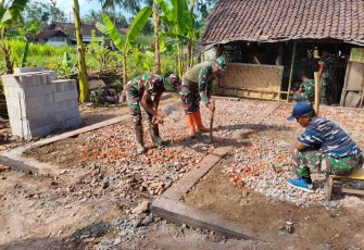 Pondasi rumah Ibu Ety mulai berdiri