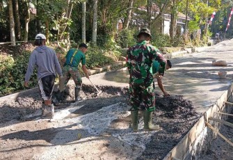 Pengecoran rabat jalan di dusun Lembenah