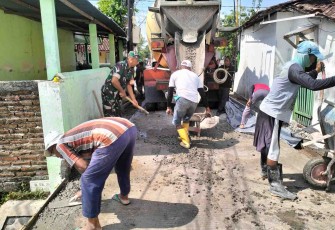 Gotong royong bersihkan lingkungan 