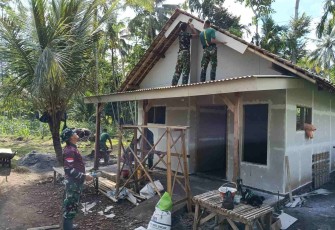 Pemasangan lispank RTLH ibu Sumanah