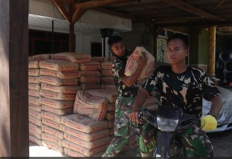 Distribusikan material menggunakan motor warga