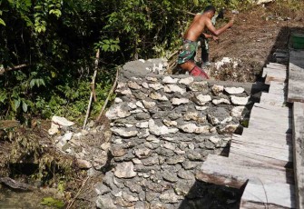 Pengerjaan pondasi jembatan di Kampung Sesor