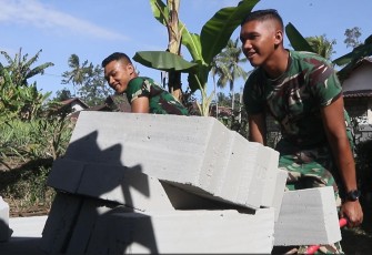 Distribusi material RTLH milik ibu Ety