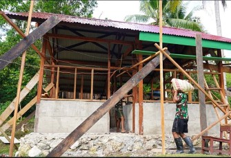 Pembangunan rumah semi permanen di kampung Sesor