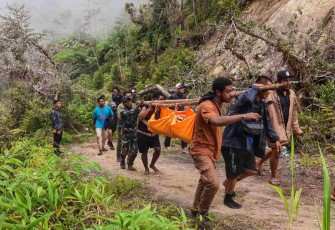 Personel Kodim 1812/Pegaf bersama Tim SAR evakuasi jenazah