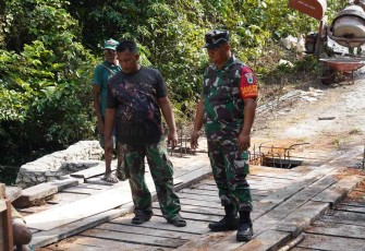 Dansatgas TMMD Ke-129 Kodim 1807/Sorong Selatan Letkol Czi Paulus Caesario saat cek pengerjaan rehab jembatan di Kampung Sesor