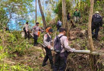 Anggota Polres Magetan saat mitigasi Karhutla di Kawasan hutan Cemorosewu