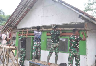 Pembongkaran rumah ibu Tuha warga desa Ledok Tempuro